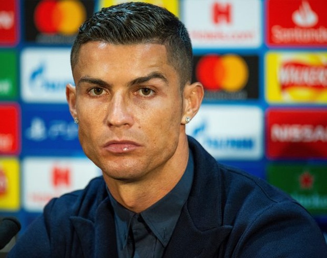 Hãy ngắm nhìn những đường xoắn tinh tế trên mái tóc của Ronaldo, đây là một trong những phong cách tóc độc đáo và nổi bật nhất trong giới túc cầu đình đám. Hãy cùng chiêm ngưỡng sự bùng nổ của tóc xoăn Ronaldo trên hình ảnh được chia sẻ dưới đây.
