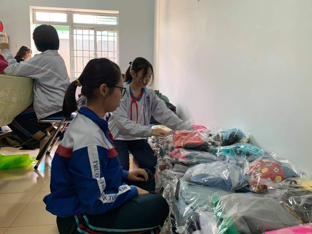 Đắk Lắk: Chung tay hướng về đồng bào miền Trung gặp lũ lụt - 4 Đắk Lắk: Chung tay hướng về đồng bào miền Trung gặp lũ lụt - 4