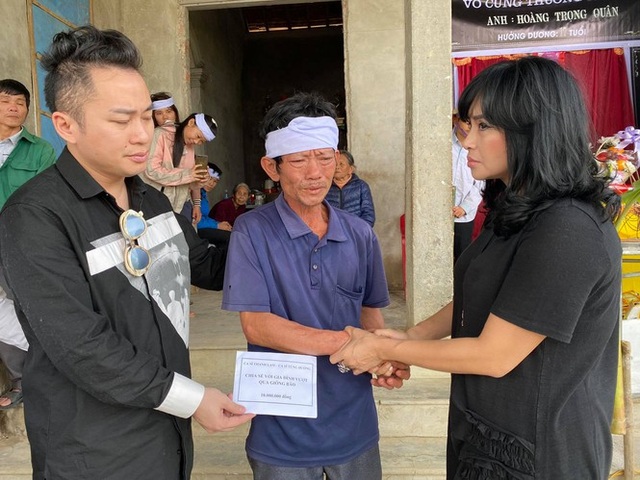 Thanh Lam, Tùng Dương xúc động khi đến thăm người dân vùng lũ lụt Hà Tĩnh - 6 Thanh Lam, Tùng Dương xúc động khi đến thăm người dân vùng lũ lụt Hà Tĩnh - 6
