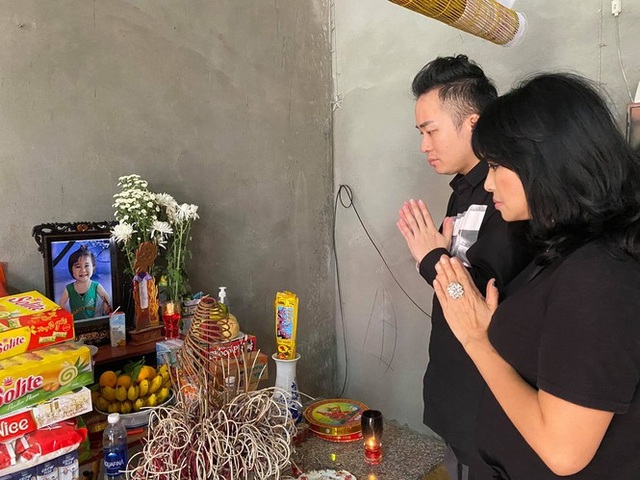 Thanh Lam, Tùng Dương xúc động khi đến thăm người dân vùng lũ lụt Hà Tĩnh - 1 Thanh Lam, Tùng Dương xúc động khi đến thăm người dân vùng lũ lụt Hà Tĩnh - 1