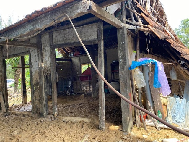 Thanh Lam, Tùng Dương xúc động khi đến thăm người dân vùng lũ lụt Hà Tĩnh - 2 Thanh Lam, Tùng Dương xúc động khi đến thăm người dân vùng lũ lụt Hà Tĩnh - 2