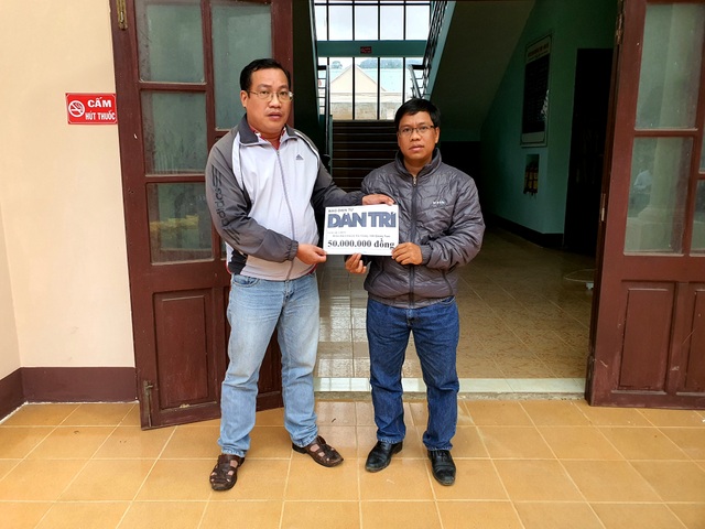 Phóng viên Dân trí cõng muối, gạo hỗ trợ dân tộc Cơ Tu bị lũ quét mất nhà - 3 Phóng viên Dân trí cõng muối, gạo hỗ trợ dân tộc Cơ Tu bị lũ quét mất nhà - 3