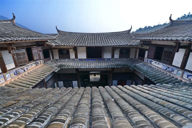 Bí ẩn xung quanh nhà cổ nặng 10.000 tấn nằm ẩn mình trong rừng sâu - 11 Bí ẩn xung quanh nhà cổ nặng 10.000 tấn nằm ẩn mình trong rừng sâu - 11