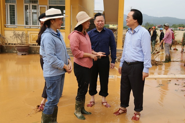 Giáo viên bày tỏ với Bộ trưởng Phùng Xuân Nhạ lo học sinh bị đói sau lũ - 2 Giáo viên bày tỏ với Bộ trưởng Phùng Xuân Nhạ lo học sinh bị đói sau lũ - 2