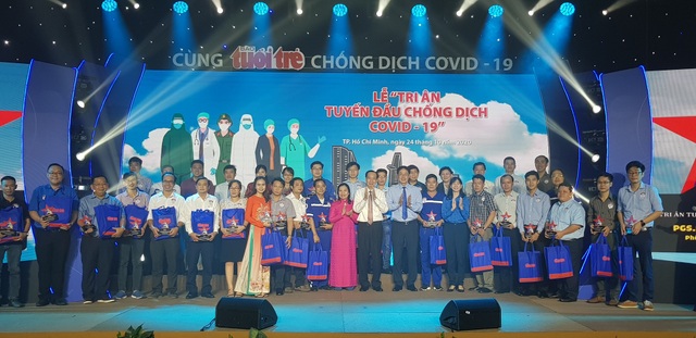 Tri ân những “chiến sĩ” quả cảm nơi tuyến đầu chống dịch Covid-19 - 2 Tri ân những “chiến sĩ” quả cảm nơi tuyến đầu chống dịch Covid-19 - 2