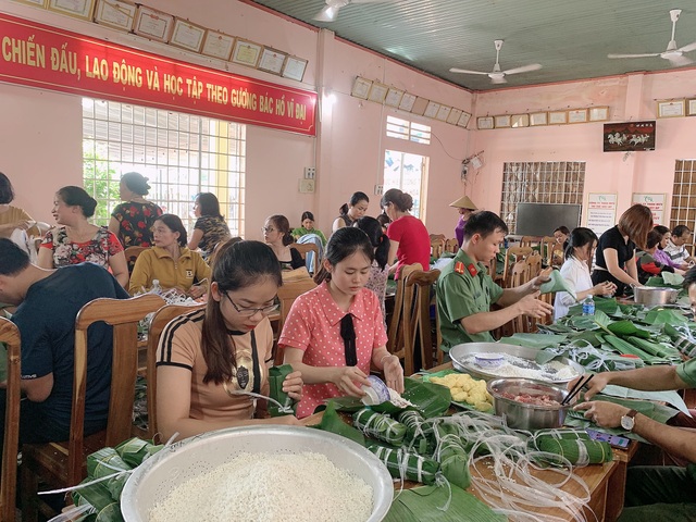Tuổi trẻ Công an Bình Phước gói 3.000 bánh tét tiếp sức vùng lũ - 5 Tuổi trẻ Công an Bình Phước gói 3.000 bánh tét tiếp sức vùng lũ - 5