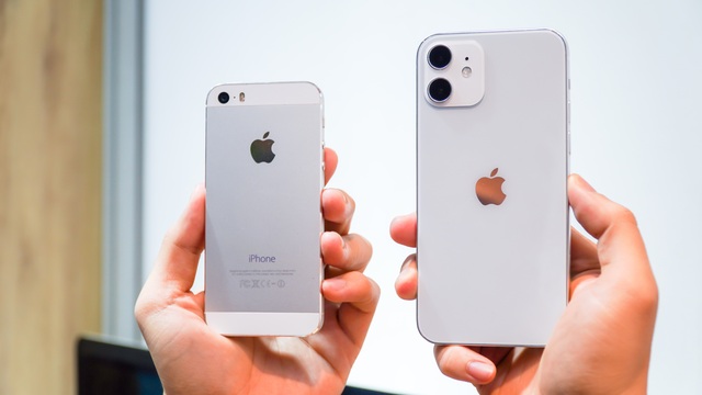 iPhone 12 đọ dáng cùng ông lão iPhone 5S - 4