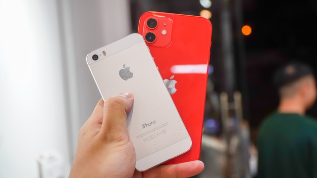 iPhone 12 đọ dáng cùng ông lão iPhone 5S - 9