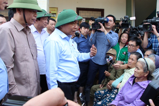 Thủ tướng về Quảng Bình thăm hỏi, tặng quà người dân vùng lũ lụt - 2