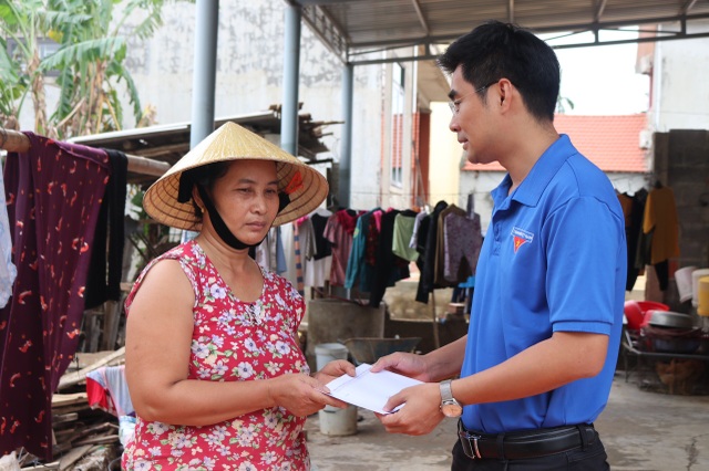 Trung ương Đoàn tặng quà cho trường học, người dân vùng lũ Quảng Bình - 2 Trung ương Đoàn tặng quà cho trường học, người dân vùng lũ Quảng Bình - 2