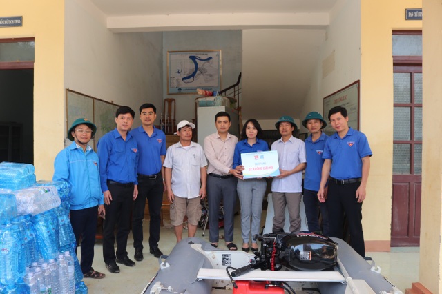 Trung ương Đoàn tặng quà cho trường học, người dân vùng lũ Quảng Bình - 3