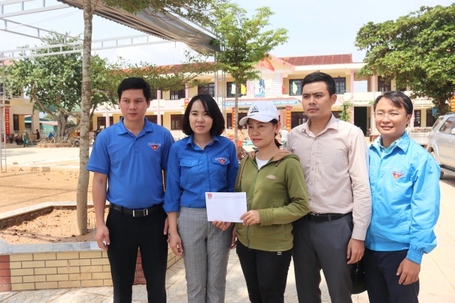 Trung ương Đoàn tặng quà cho trường học, người dân vùng lũ Quảng Bình - 1