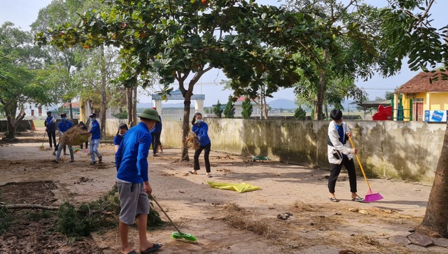 Nhiều bạn trẻ xung phong vào Hà Tĩnh giúp đồng bào khắc phục hậu quả lũ lụt - 2 Nhiều bạn trẻ xung phong vào Hà Tĩnh giúp đồng bào khắc phục hậu quả lũ lụt - 2