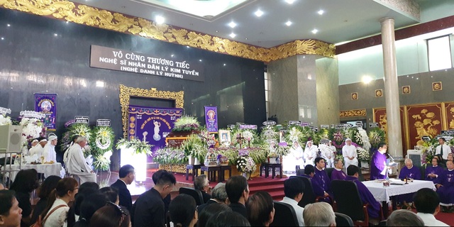Gia đình, đồng nghiệp tiễn biệt NSND Lý Huỳnh - 2 Gia đình, đồng nghiệp tiễn biệt NSND Lý Huỳnh - 2
