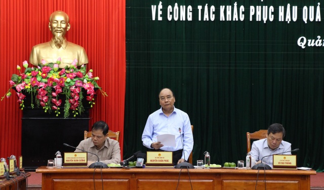 Thủ tướng về Quảng Bình thăm hỏi, tặng quà người dân vùng lũ lụt - 3 Thủ tướng về Quảng Bình thăm hỏi, tặng quà người dân vùng lũ lụt - 3