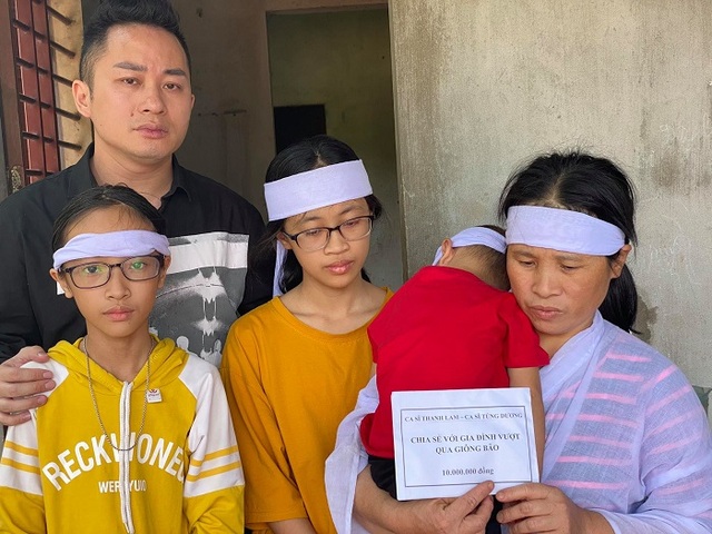 Thanh Lam, Tùng Dương xúc động khi đến thăm người dân vùng lũ lụt Hà Tĩnh - 7 Thanh Lam, Tùng Dương xúc động khi đến thăm người dân vùng lũ lụt Hà Tĩnh - 7