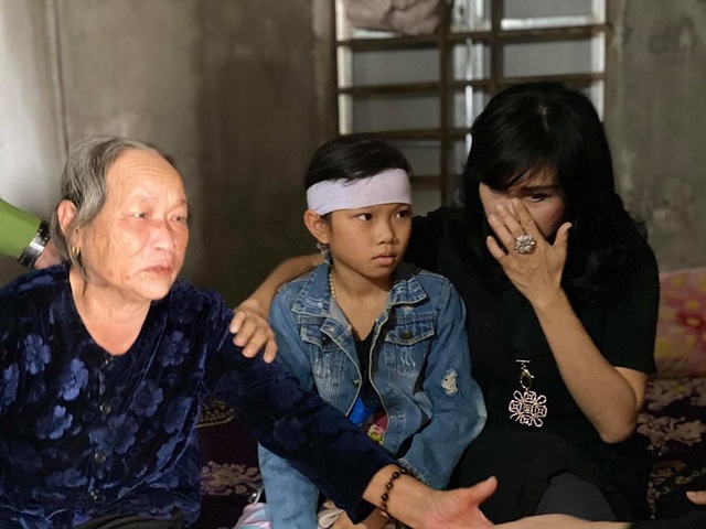 Thanh Lam, Tùng Dương xúc động khi đến thăm người dân vùng lũ lụt Hà Tĩnh - 3 Thanh Lam, Tùng Dương xúc động khi đến thăm người dân vùng lũ lụt Hà Tĩnh - 3
