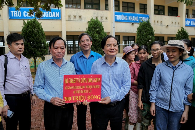 Giáo viên bày tỏ với Bộ trưởng Phùng Xuân Nhạ lo học sinh bị đói sau lũ - 3 Giáo viên bày tỏ với Bộ trưởng Phùng Xuân Nhạ lo học sinh bị đói sau lũ - 3