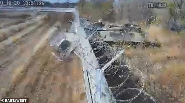 Quân nhân Nga nghi say xỉn lái thiết giáp đâm đổ tường sân bay - 1
