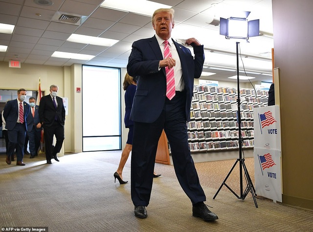 Ông Trump đi bỏ phiếu sớm ở bang chiến địa có thể định đoạt bầu cử Mỹ 2020 - 3 Ông Trump đi bỏ phiếu sớm ở bang chiến địa có thể định đoạt bầu cử Mỹ 2020 - 3
