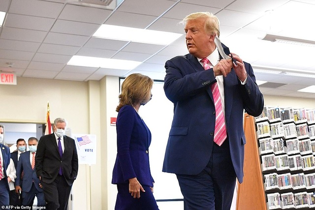 Ông Trump đi bỏ phiếu sớm ở bang chiến địa có thể định đoạt bầu cử Mỹ 2020 - 2 Ông Trump đi bỏ phiếu sớm ở bang chiến địa có thể định đoạt bầu cử Mỹ 2020 - 2