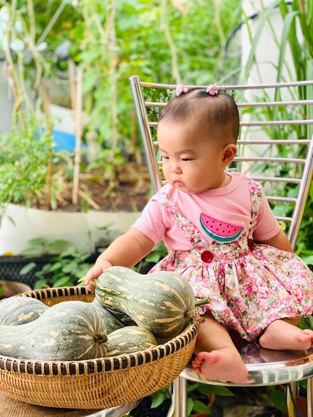Khu vườn 20m2 rau trái tươi tốt trên sân thượng của vợ chồng trẻ ở Sài Gòn - 13