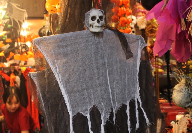 Phố Hàng Mã ngập tràn đồ chơi ma quỷ, rùng rợn trước thềm Halloween - 8 Phố Hàng Mã ngập tràn đồ chơi ma quỷ, rùng rợn trước thềm Halloween - 8