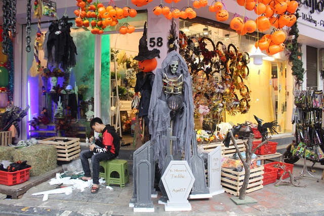 Phố Hàng Mã ngập tràn đồ chơi ma quỷ, rùng rợn trước thềm Halloween - 3 Phố Hàng Mã ngập tràn đồ chơi ma quỷ, rùng rợn trước thềm Halloween - 3