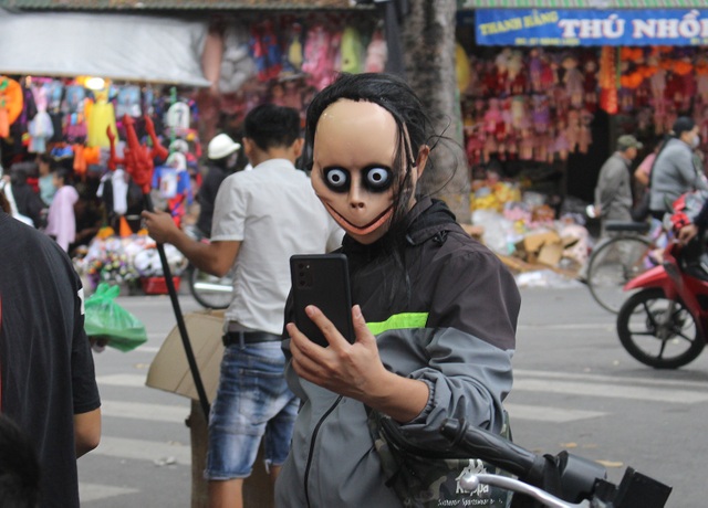 Phố Hàng Mã ngập tràn đồ chơi ma quỷ, rùng rợn trước thềm Halloween - 9 Phố Hàng Mã ngập tràn đồ chơi ma quỷ, rùng rợn trước thềm Halloween - 9