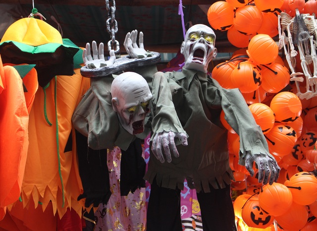 Phố Hàng Mã ngập tràn đồ chơi ma quỷ, rùng rợn trước thềm Halloween - 4 Phố Hàng Mã ngập tràn đồ chơi ma quỷ, rùng rợn trước thềm Halloween - 4