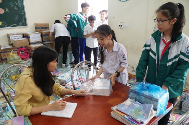 Nghệ An: Quyên tặng hàng nghìn bộ SGK, vở viết cho học sinh vùng lũ - 1