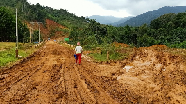 Cận cảnh những tuyến đường vẫn đang tan nát trước khi bão số 9 đổ bộ - 2 Cận cảnh những tuyến đường vẫn đang tan nát trước khi bão số 9 đổ bộ - 2