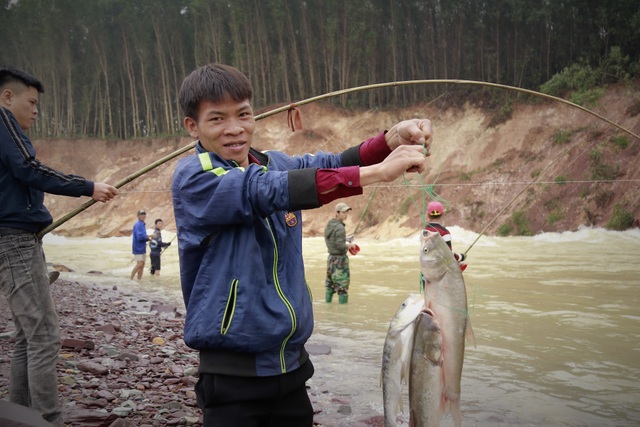 Hà Tĩnh: Hàng trăm người săn cá dưới chân tràn hồ Kẻ Gỗ - 11
