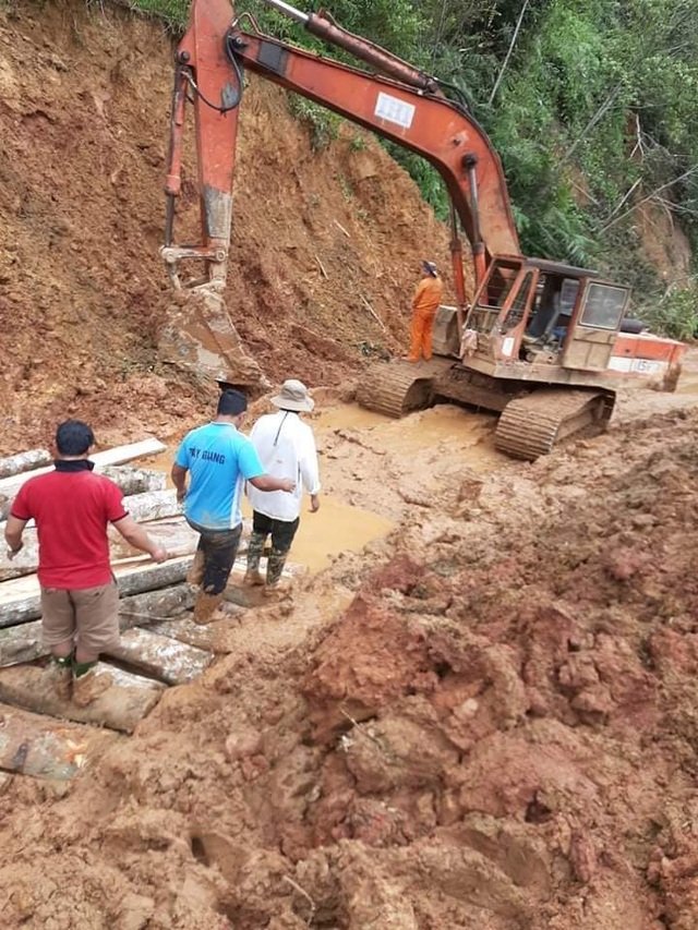 Cận cảnh những tuyến đường vẫn đang tan nát trước khi bão số 9 đổ bộ - 5 Cận cảnh những tuyến đường vẫn đang tan nát trước khi bão số 9 đổ bộ - 5