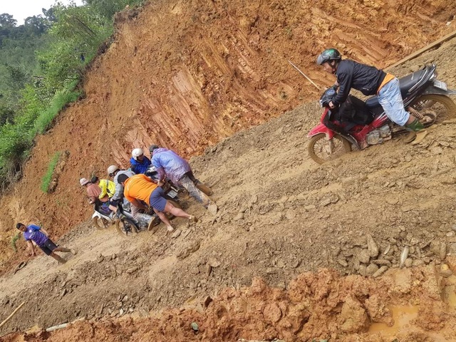 Cận cảnh những tuyến đường vẫn đang tan nát trước khi bão số 9 đổ bộ - 6 Cận cảnh những tuyến đường vẫn đang tan nát trước khi bão số 9 đổ bộ - 6