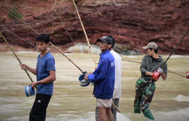 Hà Tĩnh: Hàng trăm người săn cá dưới chân tràn hồ Kẻ Gỗ - 3