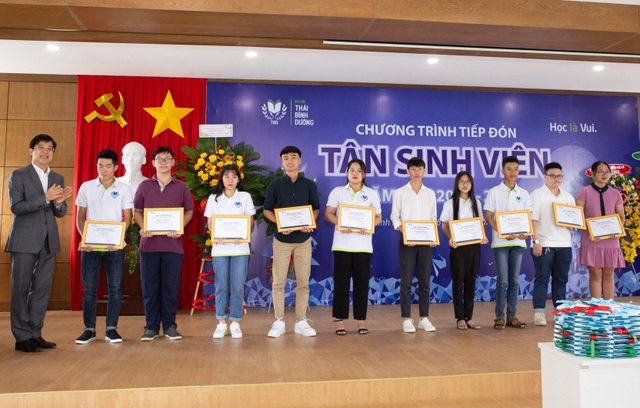Khánh Hòa: Trao học bổng cho tân sinh viên vượt khó, học giỏi - 1 Khánh Hòa: Trao học bổng cho tân sinh viên vượt khó, học giỏi - 1
