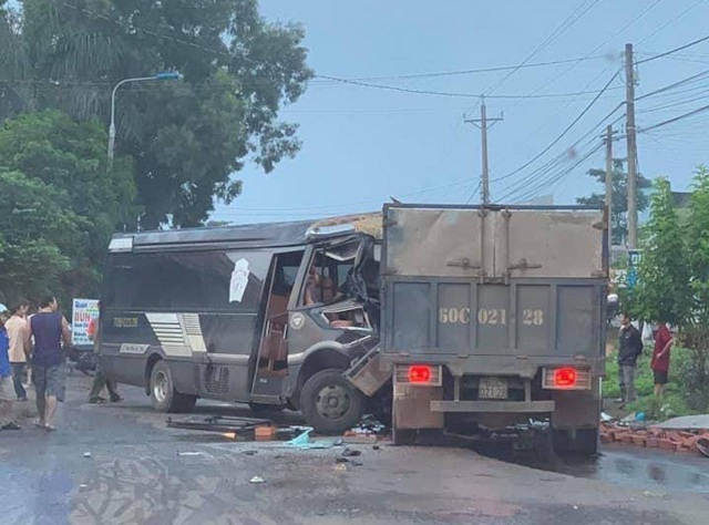 Xe khách chạy lấn làn tông trực diện xe tải, 2 tài xế thương vong - 1 Xe khách chạy lấn làn tông trực diện xe tải, 2 tài xế thương vong - 1