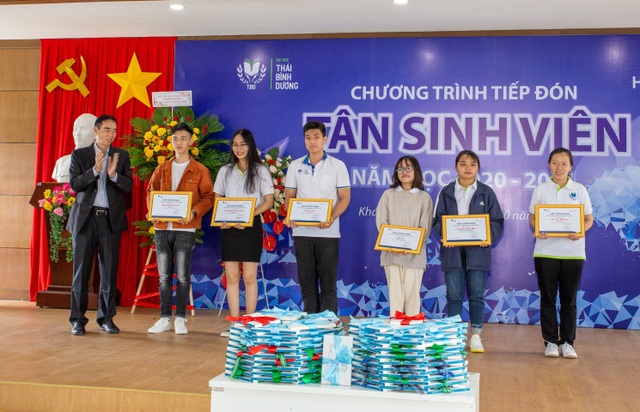 Khánh Hòa: Trao học bổng cho tân sinh viên vượt khó, học giỏi - 2 Khánh Hòa: Trao học bổng cho tân sinh viên vượt khó, học giỏi - 2