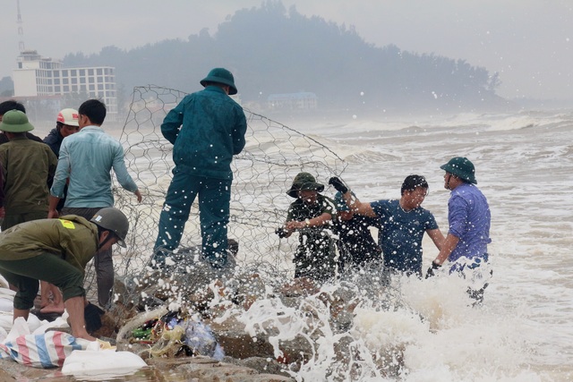 Hàng trăm người vác đá gia cố, mong cứu kè biển khỏi bão số 9 - 9