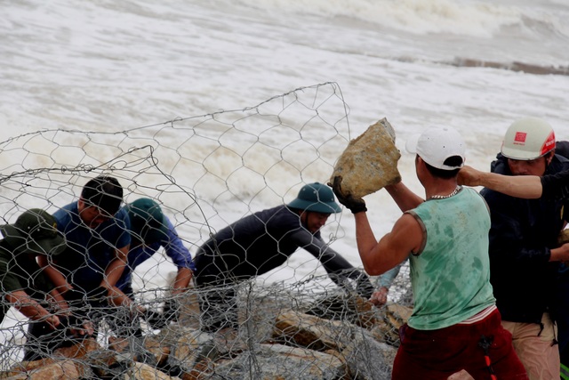 Hàng trăm người vác đá gia cố, mong cứu kè biển khỏi bão số 9 - 12