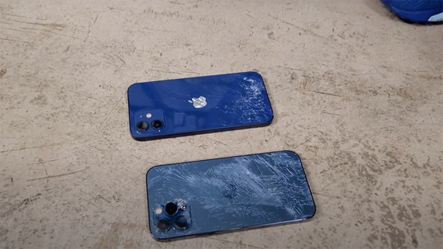 YouTuber thi nhau phá nát iPhone 12 để thử độ bền - 2