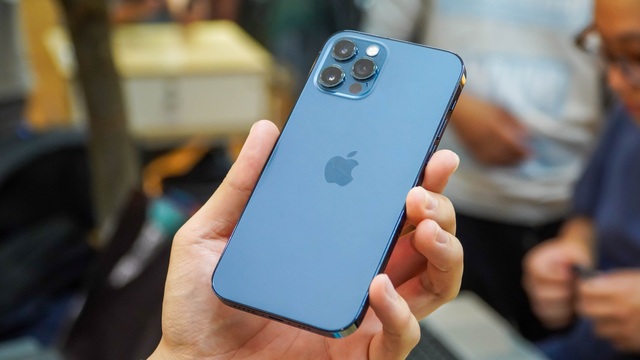 iPhone 12 Pro màu xanh hết hot, liên tục giảm giá tại Việt Nam - 1