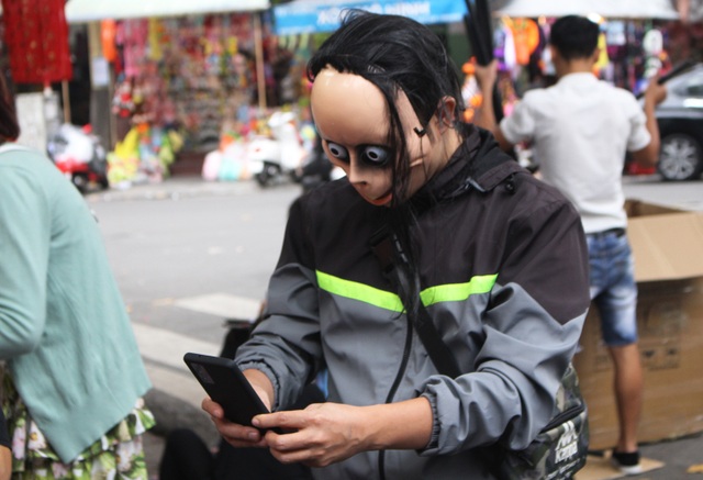 Giới trẻ chịu chơi, xuống tiền cả triệu mua đồ hóa trang Halloween - 2 Giới trẻ chịu chơi, xuống tiền cả triệu mua đồ hóa trang Halloween - 2
