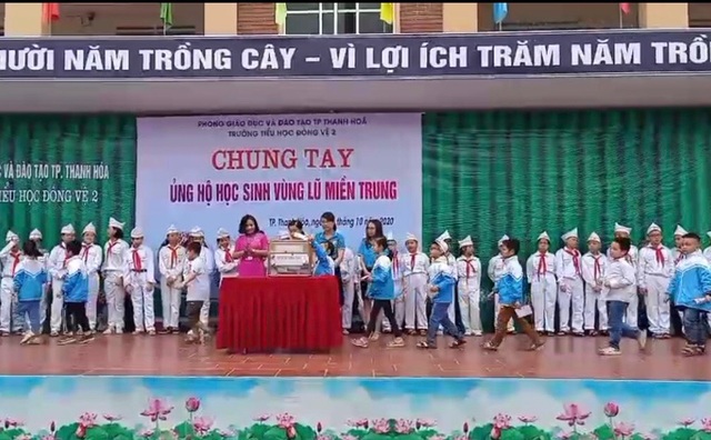 Cô trò xứ Thanh quyên góp, gửi yêu thương tới các bạn học sinh vùng lũ - 1 Cô trò xứ Thanh quyên góp, gửi yêu thương tới các bạn học sinh vùng lũ - 1