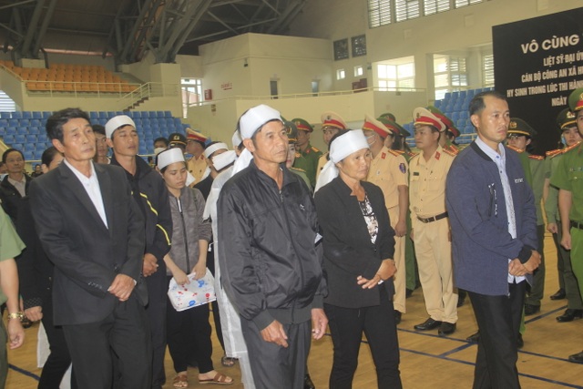Hàng trăm đồng đội tiễn đưa liệt sĩ công an hy sinh khi giúp dân chống lũ - 11 Hàng trăm đồng đội tiễn đưa liệt sĩ công an hy sinh khi giúp dân chống lũ - 11