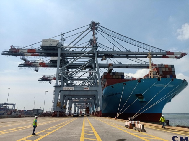 Tàu container lớn nhất thế giới lần đầu tiên cập cảng Việt Nam - 1 Tàu container lớn nhất thế giới lần đầu tiên cập cảng Việt Nam - 1