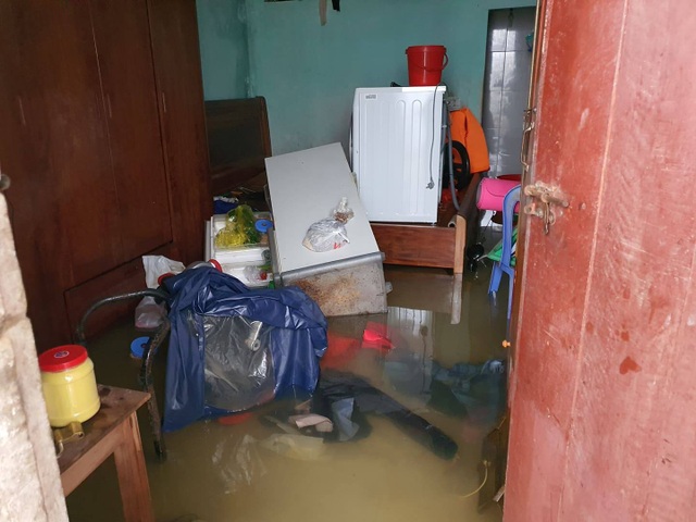 Phóng viên mùa lũ - sau những dòng tin nóng là nước mắt - 1 Phóng viên mùa lũ - sau những dòng tin nóng là nước mắt - 1