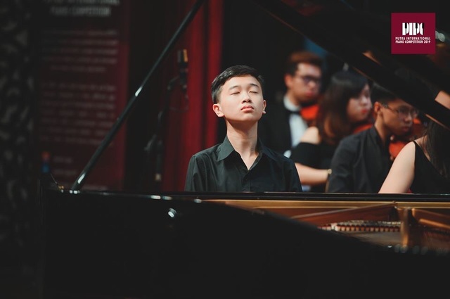 “Cậu bé vàng” piano tự hào khi quốc kỳ Việt Nam tung bay tại các cuộc thi - 1 “Cậu bé vàng” piano tự hào khi quốc kỳ Việt Nam tung bay tại các cuộc thi - 1