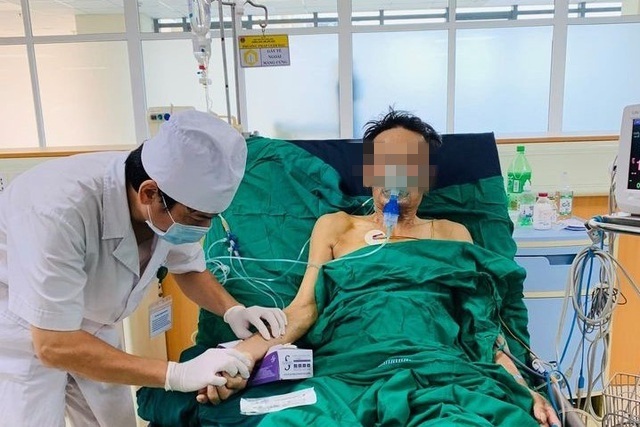 Mổ khẩn cấp cứu người đàn ông ho ra cả nửa lít máu - 1 Mổ khẩn cấp cứu người đàn ông ho ra cả nửa lít máu - 1